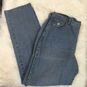 Gloria Vanderbilt light wash denim size 10 short jeans
5 pocket